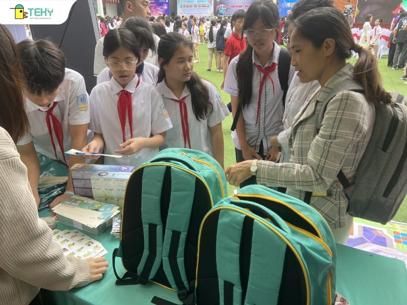 hoat-dong-check-in-doi-qua