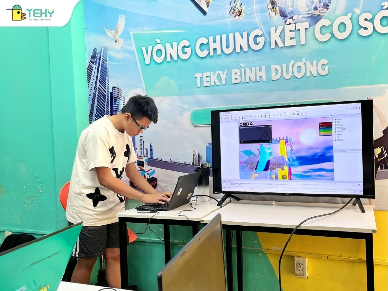 giao-dien-game-vo-cung-bat-may-va-chin0chu-tu-code-dan-hinh-anh