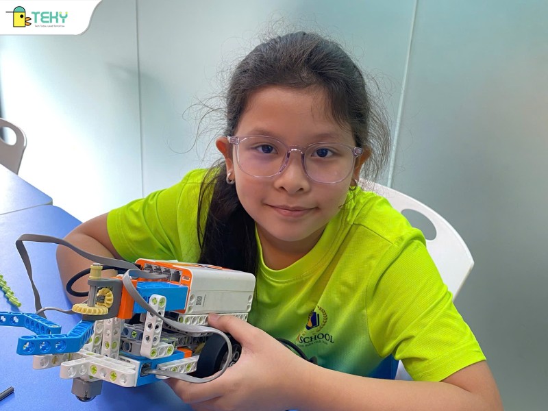 nu-cuoi-cua-hoang-diep-ben-chiec-may-gap-robot-do-chinh-minh-hoan-thien