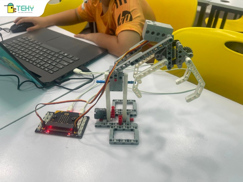 san-pham-can-cau-duoc-hoan-thien-boi-3 ban-hoc-vien-va-dang-lap-trinh-de-co-the-chuyen-dong