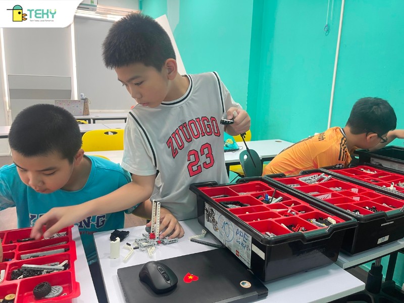 ba-ban-hoc-vien-cung-nhau-lam-viec-nhom-de-lap-ghep-san-pham