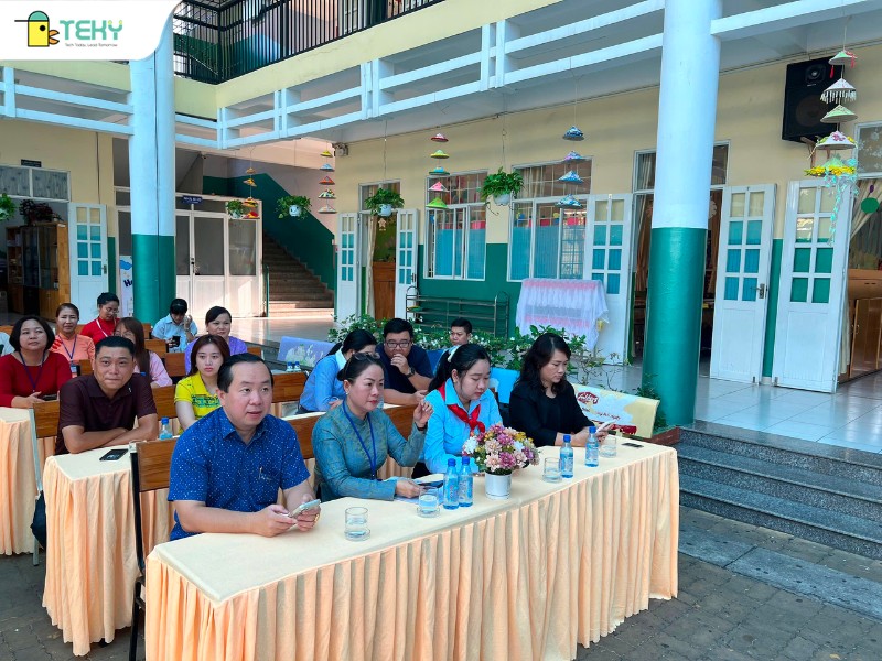 dai-dien-ben-phia-nha-truong-va-teky