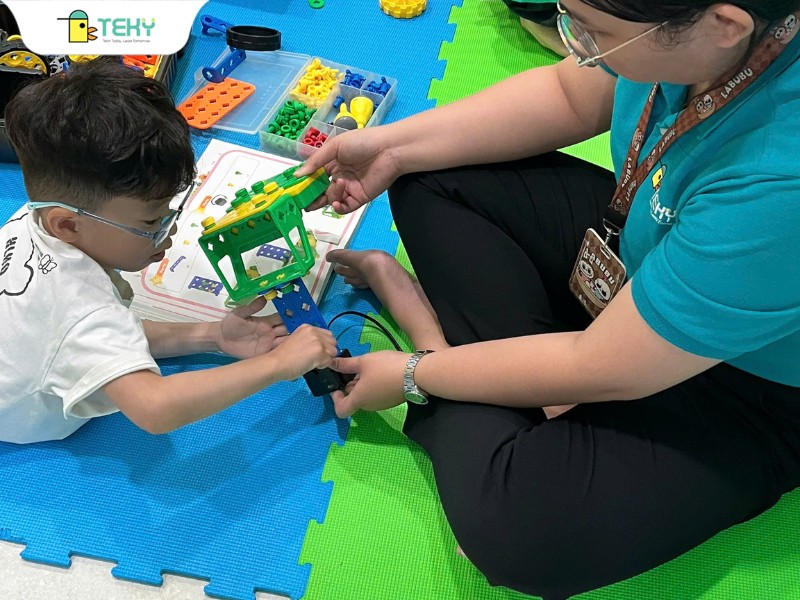 co-thuong-ho-tro-cac-be-tao-ra-san-pham-cong-nghe