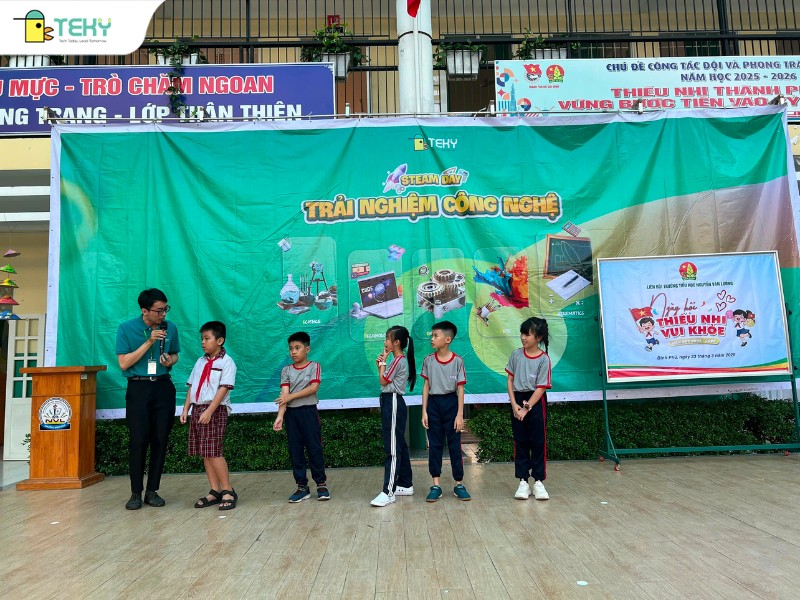 hoc-sinh-tra-loi-cau-hoi-trong-buoi-bao-cao