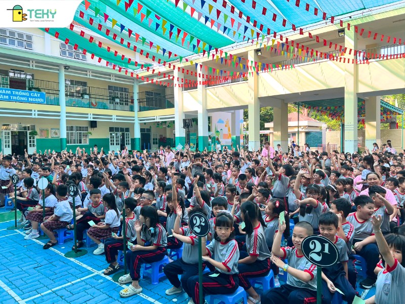 cac-em-hoc-sinh-gio-tay-tra-loi-cau-hoi-den-tu-thay-thinh