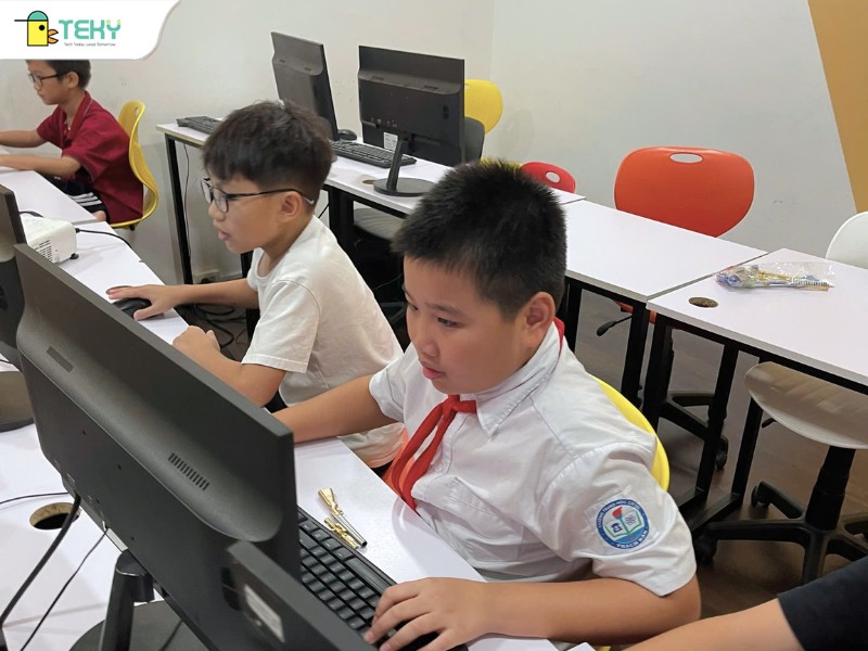 cac-hoc-vien-nhi-hoc-lap-trinh-tai-teky-long-bien