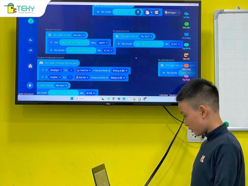 hoc-vien-teky-long-bien-trinh-bay-code-lap-trinh-game-cua-minh