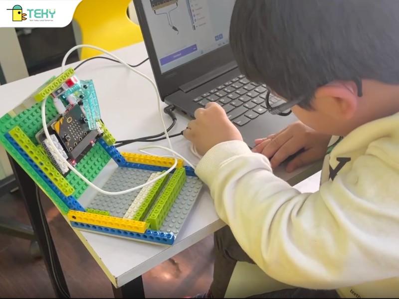 hoc-vien-teky-long-bien-lap-trinh-voi-microbit
