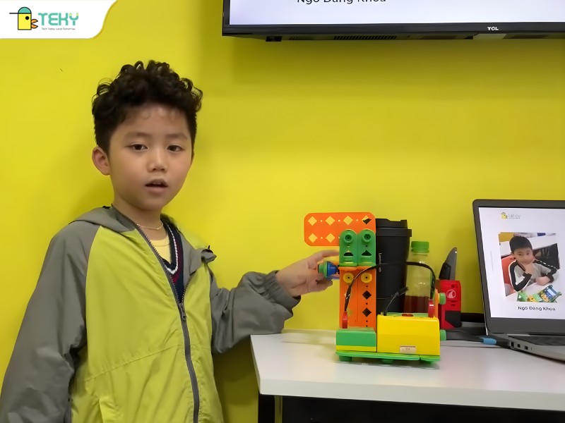 hoc-vien-ngo-dang-khoa-cung-du-an-may-ban-da