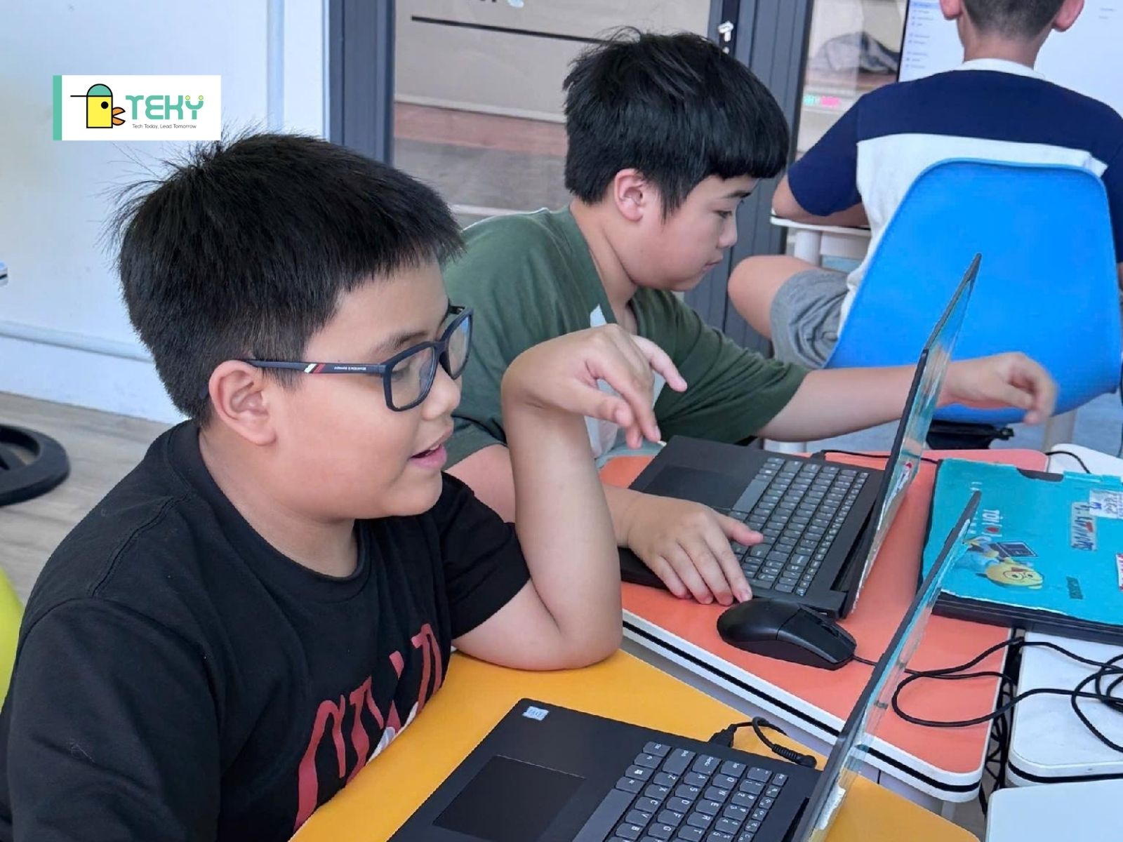 Học sinh TEKY thực hành trên laptop trong một buổi học dự án