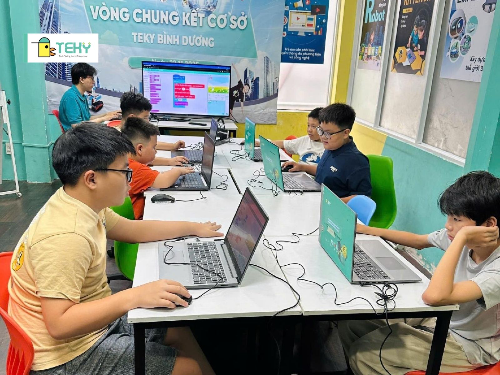 Học sinh TEKY nhận chứng nhận hoàn thành sau chương trình World Cup RoboMatch