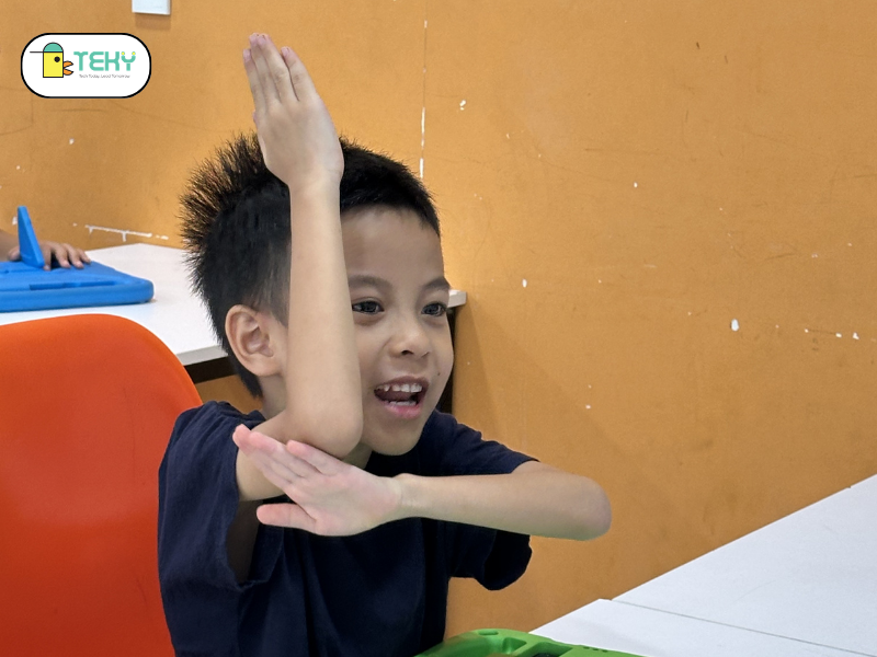 Con xung phong trả lời câu hỏi về AI.