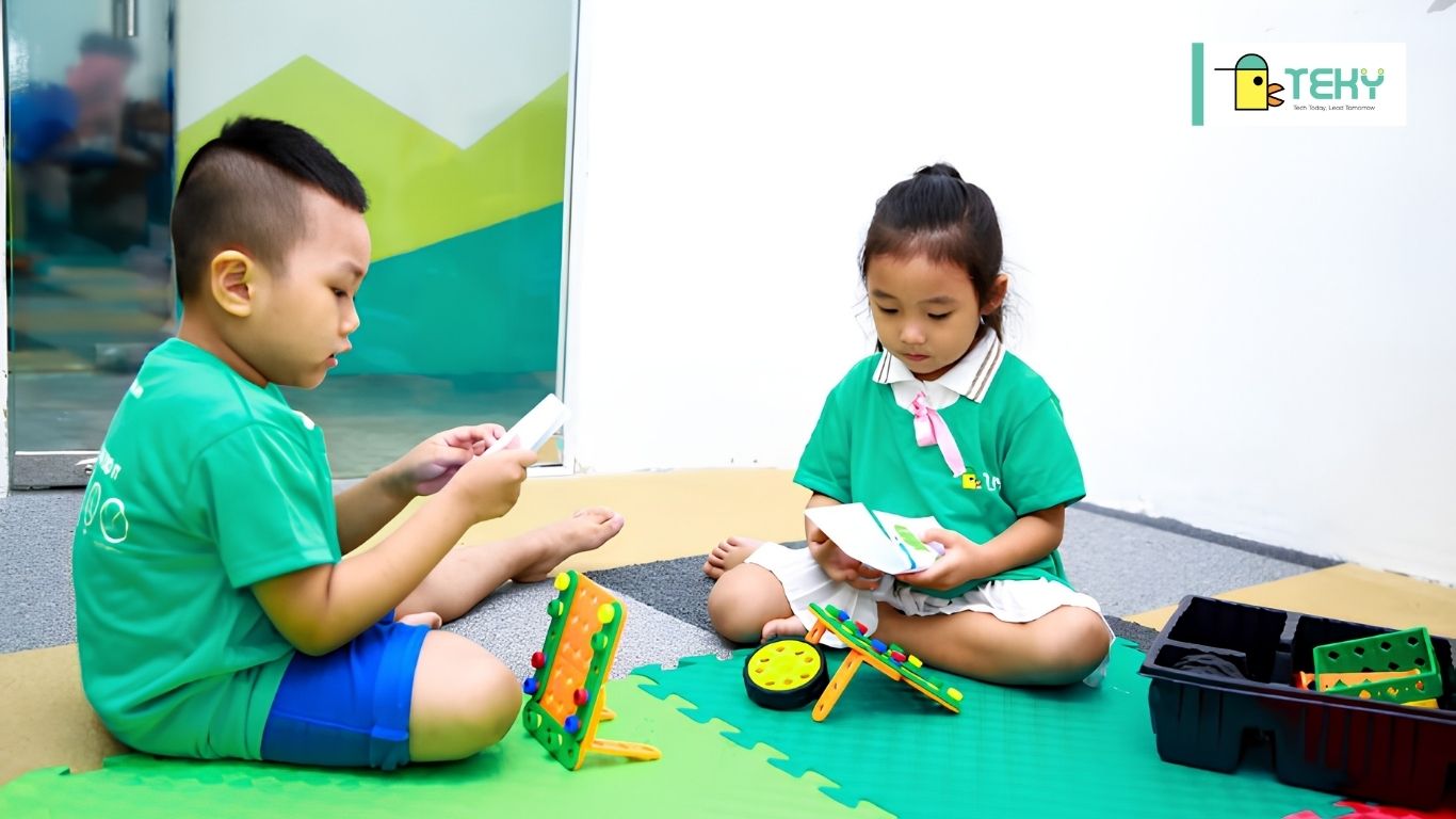 Bé 5 tuổi học lắp ráp hình khối