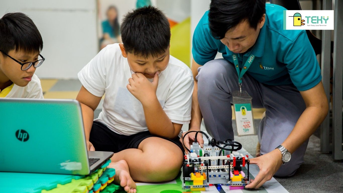 Các bạn học sinh đang học lập trình robot