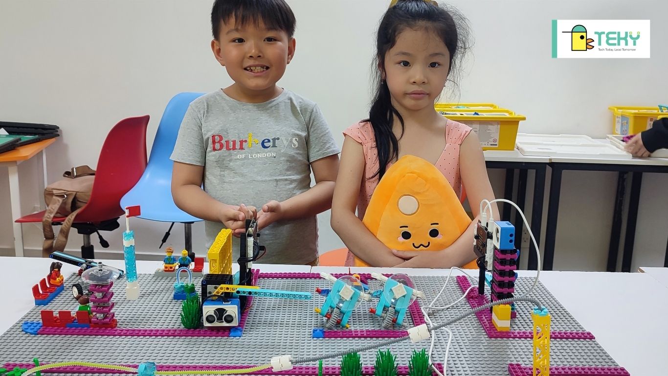Các bạn học sinh với sản phẩm robotics
