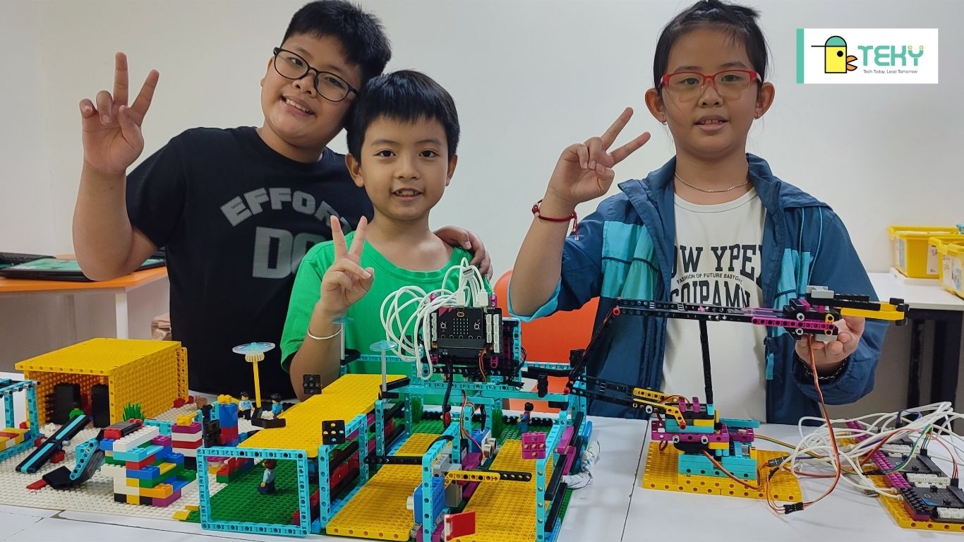 Các bạn học sinh với mô hình thực tế