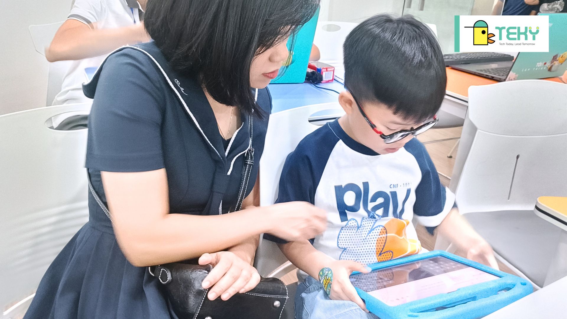 Mẹ và bé cùng ứng dụng AI tạo ứng dụng học tập