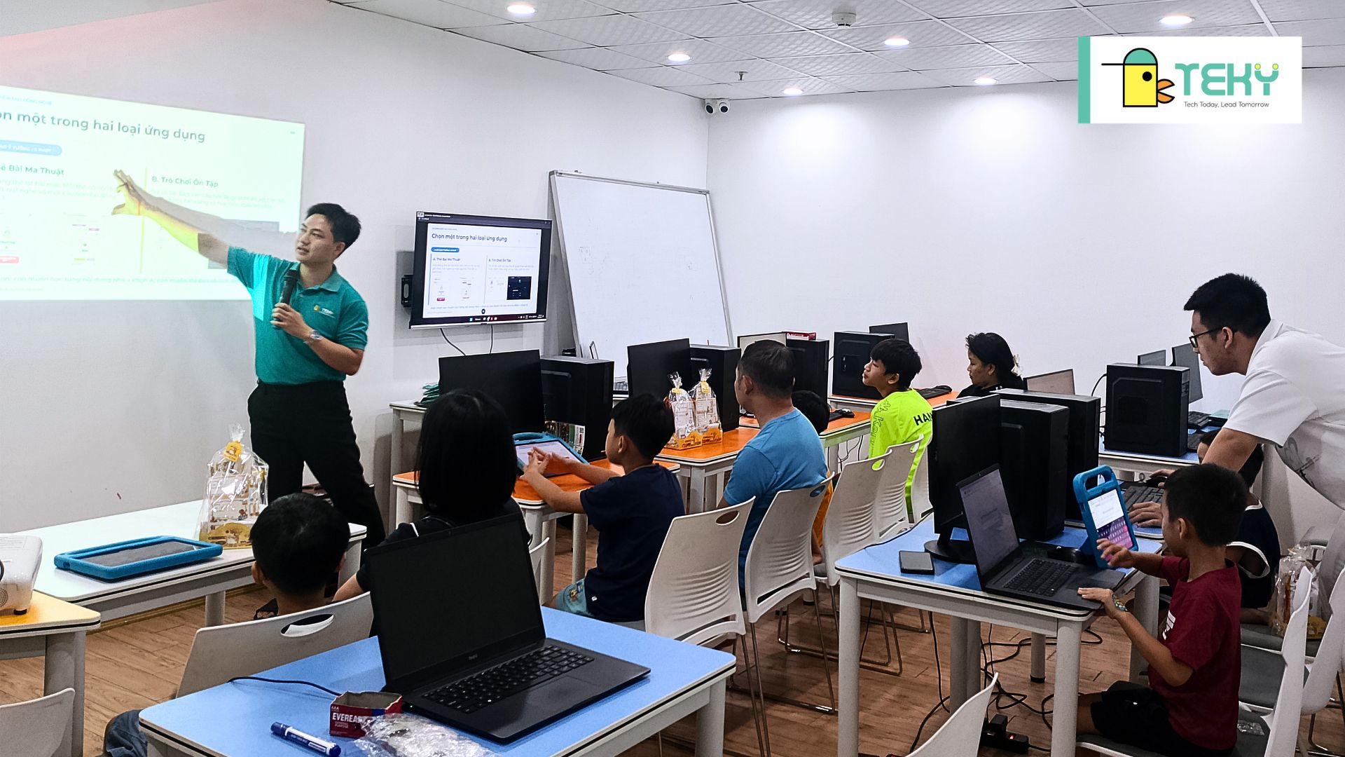Học sinh và phụ huynh được hướng dẫn sử dụng AI