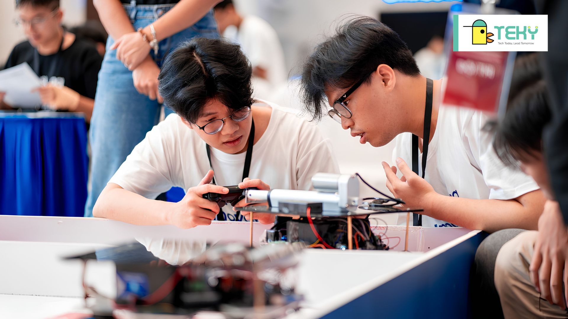 Các bạn tham gia cuộc thi robotics