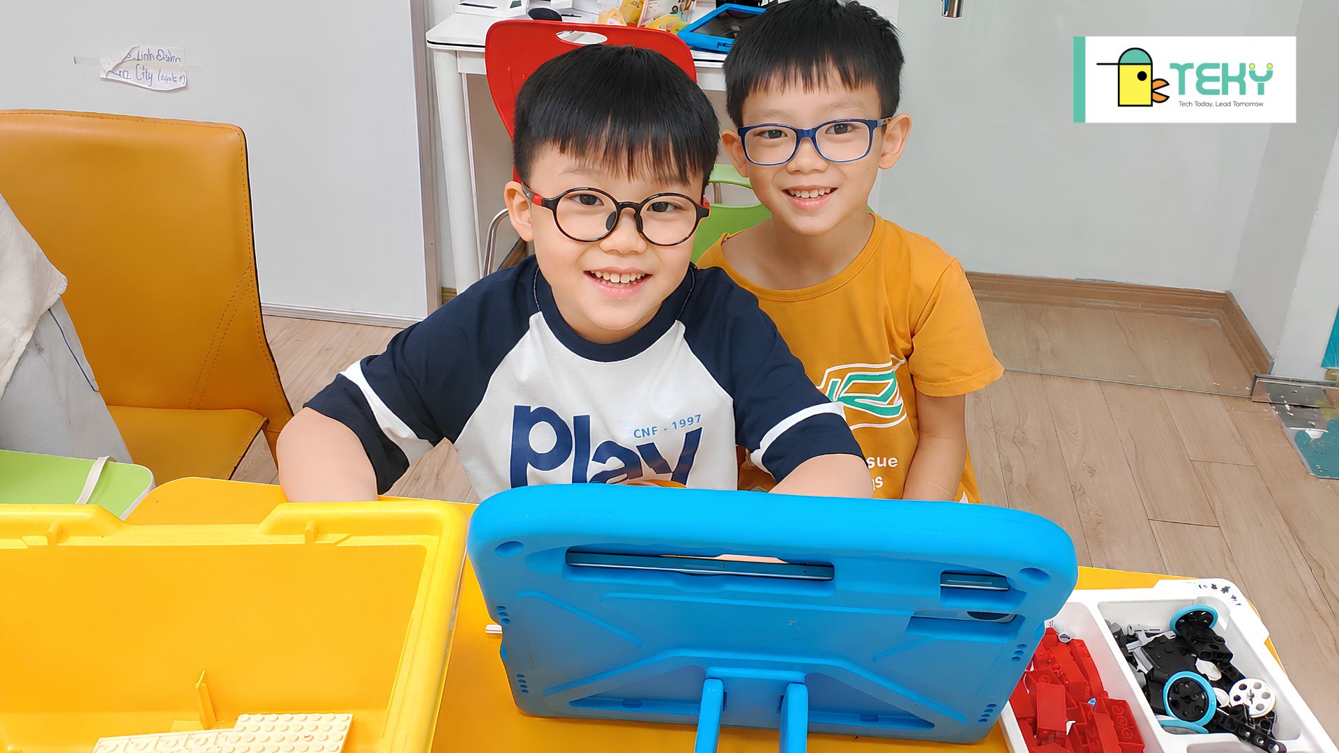 Học sinh học lắp ráp Robotics